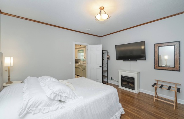 Warm Nest Inn - Spacious, Luxurious 2-bedroom, one block to St Mary's