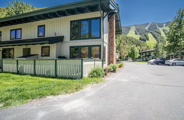 Warm Springs Condo - pool, hot tub, walk to ski lifts!