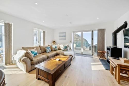 Watchtower Reach, Sea Views, Spacious Terrace, Sleeps 6, Parking