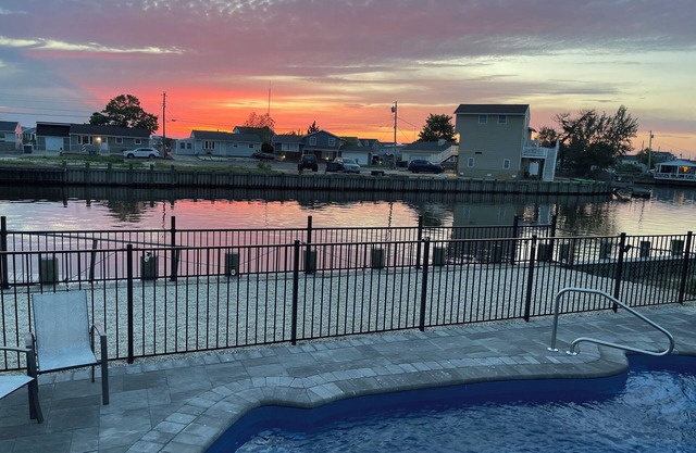 Waterfront home w/in-ground pool, short drive to LBI and Atlantic City