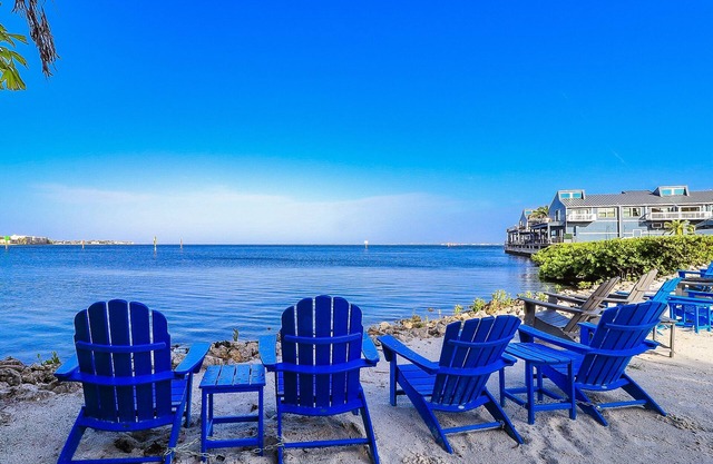 Water front, Bring Your Boat or drop a fishing line, enjoy a beautiful sunset !