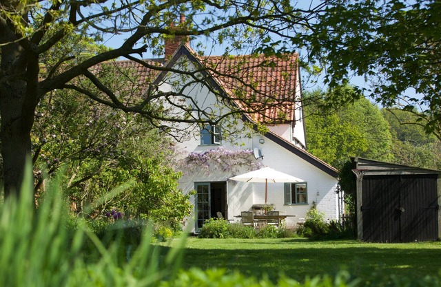 WATER MEADOW COTTAGE, pet friendly, with a garden in Saxmundham