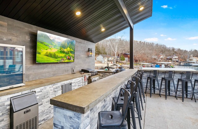 Waterfront, Amazing Patio bar! 2 BOAT slip dock, fire pit & Close to Coconuts!