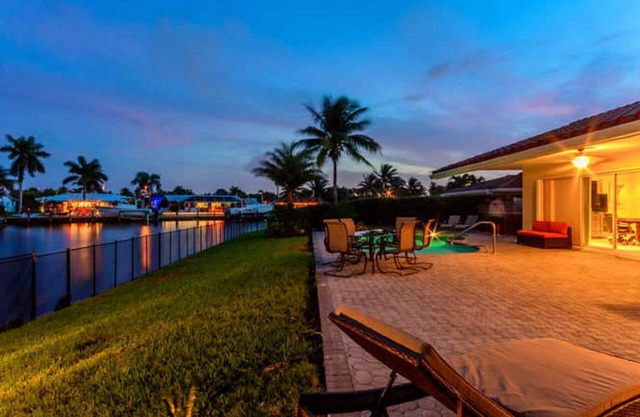 Waterfront - Beach, Heated Pool, Hot Tub, Kayak and SUP's