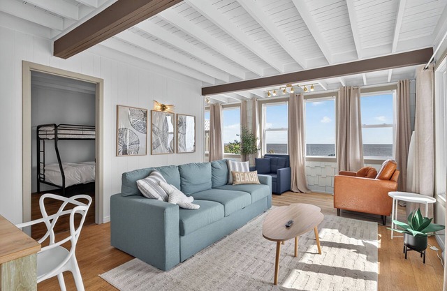 Waterfront Bliss – Le Petit Paradis