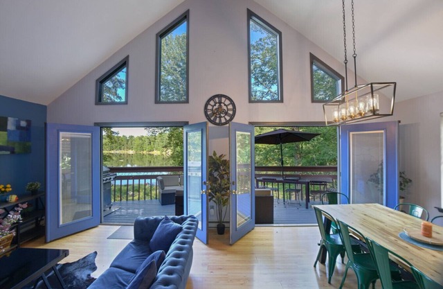 Waterfront Chalet W hot-tub & Pool