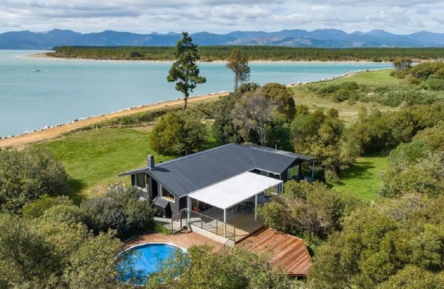 Waterfront Classic Kiwi Bach