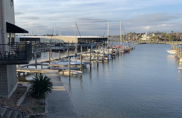 Waterfront Condo! Come relax in the heart of Kemah tx!