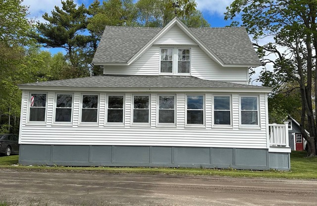Waterfront cottage with views of 2 lighthouses that's close to Popham Beach