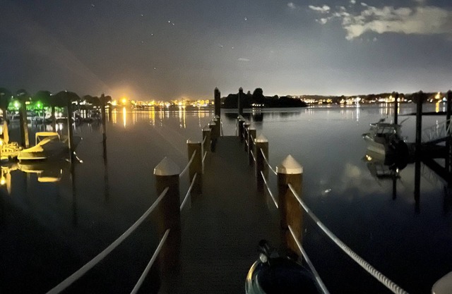 Waterfront, Dog-Friendly Cottage on the Cove. In safe, quiet neighborhood.