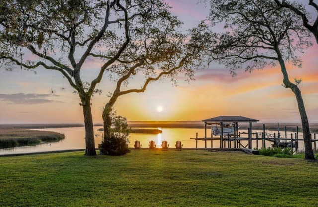 Waterfront Getaway Fall Mornings & Scenic Views