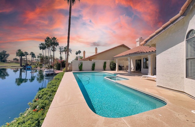 Waterfront, Golf Views, Boats and Pools! Sleeps 18. 2 Home Complex!