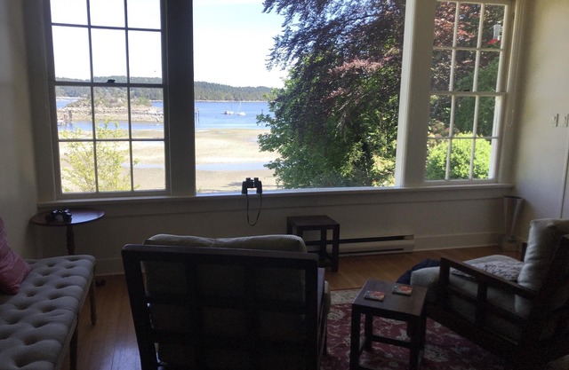 Waterfront Heritage Estate W/5 Bedrooms on Stunning Acreage