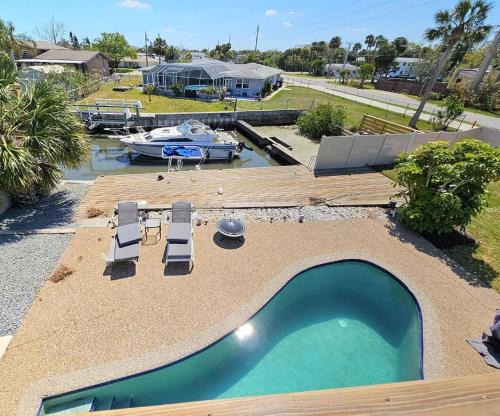 Waterfront hideaway on the canal BDRM