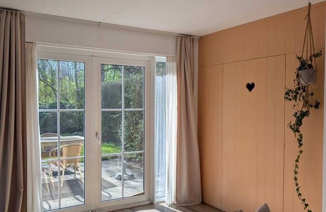 Waterfront holiday home with in green area Alde Feanen nature park