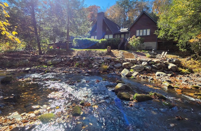 Waterfront Home in the Poconos, Dog friendly