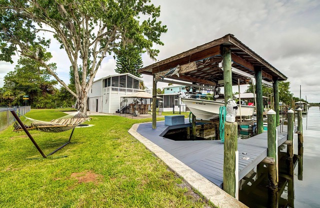 Waterfront Home on deep canal, private dock, close to boat ramp Ft Island Trail