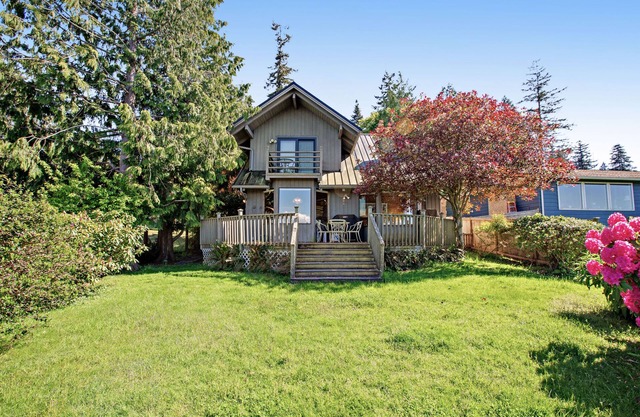 Waterfront home on Saratoga Passage with amazing view, sauna, & deck - 1 dog OK