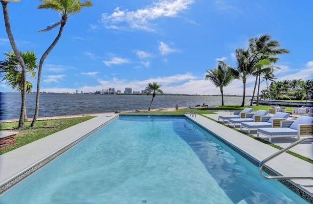 Waterfront Hot Tub, Heated Pool, Outdoor Lounge & Grill, King Beds
