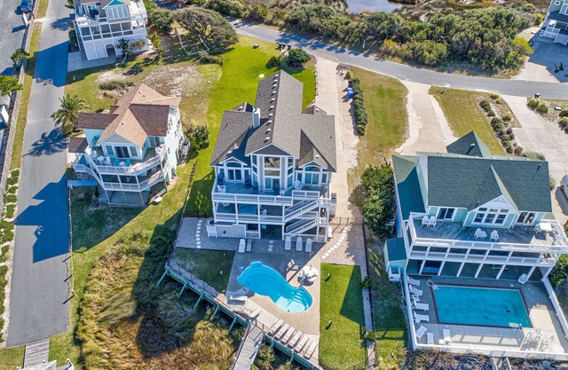 Waterfront house with private pool, hot tub & fireplace - dog-friendly
