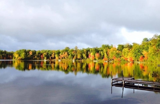 Waterfront Lake Lodge with fireplace: Sleeps 10. Pets Ok. Fall Pontoon Specials!