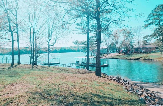 Waterfront Lakehome minutes to I-65 PRIVATE BOAT LAUNCH! ZERO steps to the water