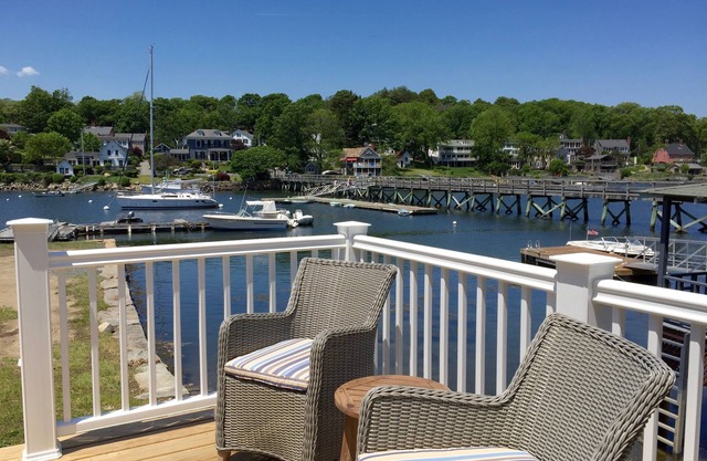 Waterfront Living w Stunning Views, Beautiful Decor, Kayaks, Private drive