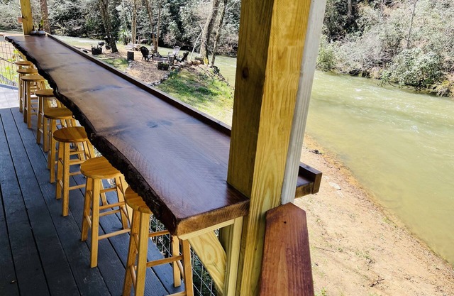 Waterfront Lodge - Sleeps 22! Pet friendly. Secluded. Entirely level property !