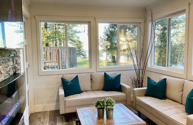 Waterfront Luxury 4-Bedroom Home with Private Hot Tub & Free Dockage