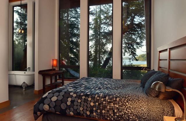 Waterfront Luxury Retreat Hot Tub Sauna