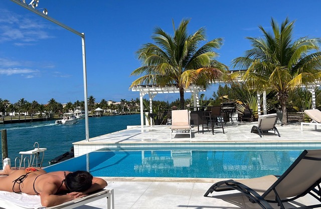 Waterfront luxury villa in Freeport Bahamas