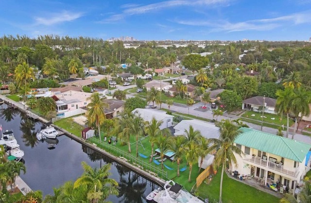 Waterfront Paradise! The perfect family gathering! Pool! Soccer-Basketball-Golf!