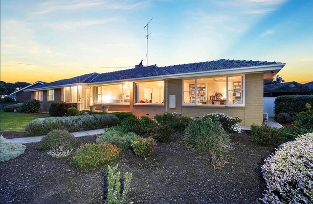 Waterfront Port Foreshore SpiritOf Tasmania View Geelong 12stay Pool next Avalon