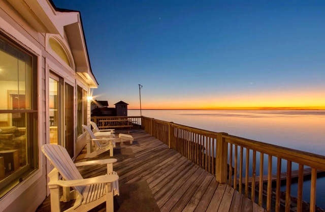 Waterfront/Private Pier, Water Access/Pool&Tennis club/Kayaks/SUP/ping-pong