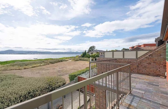 Waterfront Stay at Nutgrove Beach