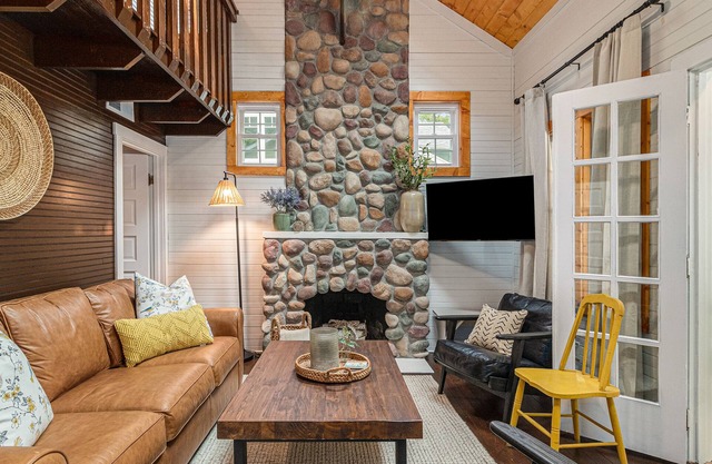 Waterloo Cottage - Beautiful Lakefront Cottage at Clear Lake Near Chelsea, MI.