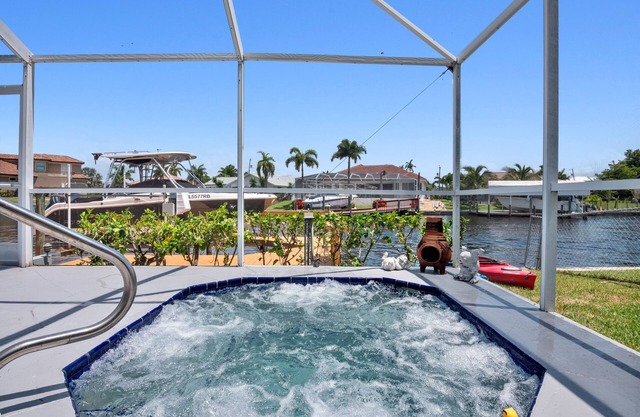 Waterloo: River Views! Spa! Heated Pool! 2+ Kings! Kayaks! Welcome to Paradise