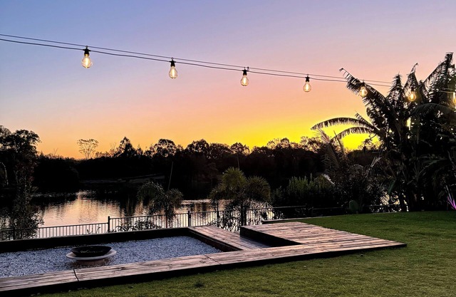 Waters Edge Retreat - on the lake and walk to beach