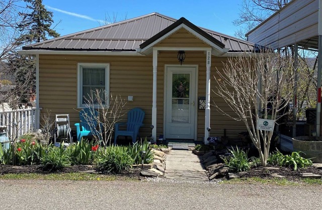 Watkins Glen Village Walk to State Park & Downtown!
