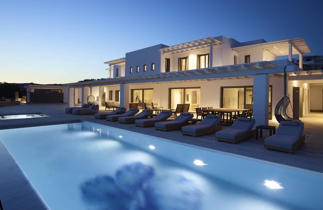 Wave17 Spacious,Luxurious,Contemporary, swimming pools,Gym,Spa,Sea View.