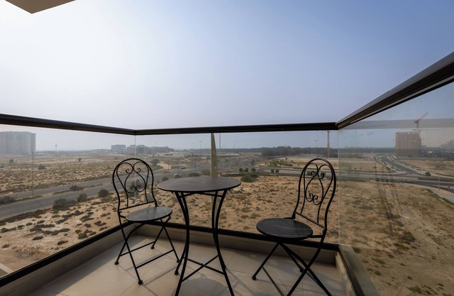 Waves - Stylish 1BR Close to IMG World & Global Village