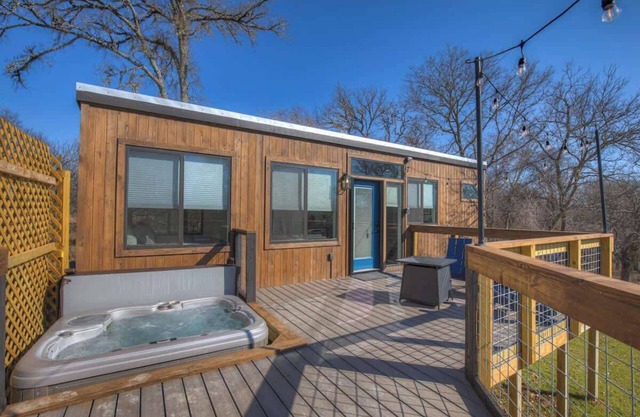 Waylon-Hot Tub and Fire Table!