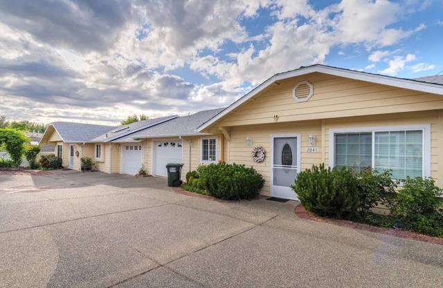 WE ARE A CHARMING DUPLEX/2 HOMES 4 BEDROOM 4 BATH/2 GARAGES +EV