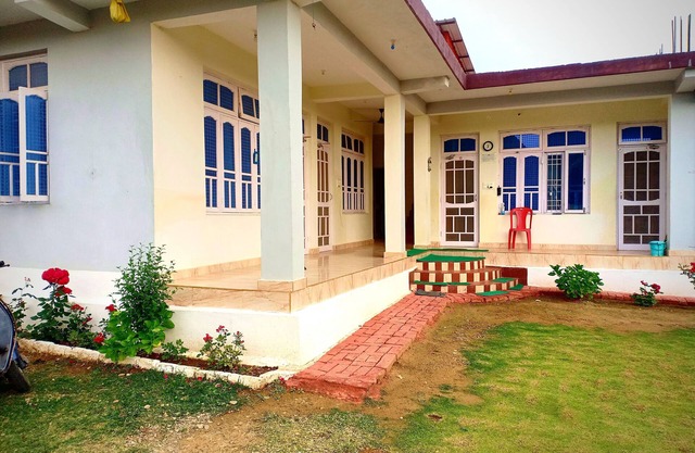 We are at a distance of 2.5 km from the paragliding landing site.