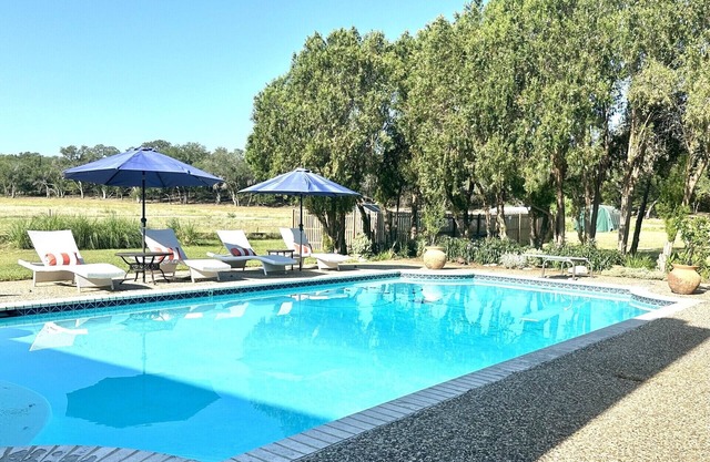 We are back! Two bedroom apt on 3.2 acre private estate. Only 3 min to Main St.