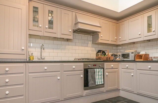 WEAVERS COTTAGE, pet friendly, with open fire in Nailsworth