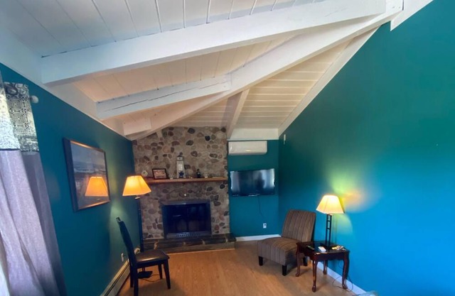 Webbers Loft located minutes from clam harbour beach