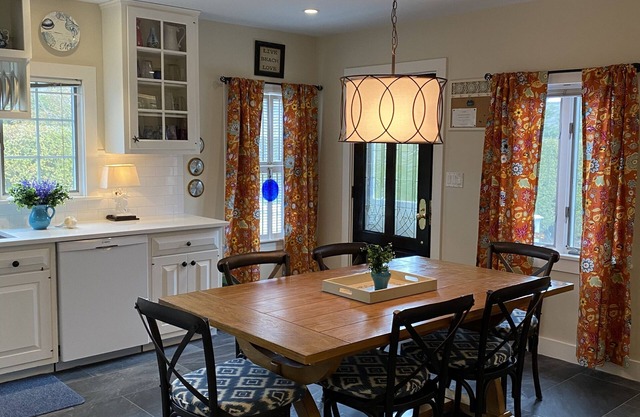 WEDDING PARTY WELCOMED! LARGE PROP. on ORANGE.AC,WiFi,Park. Walk to Main Street