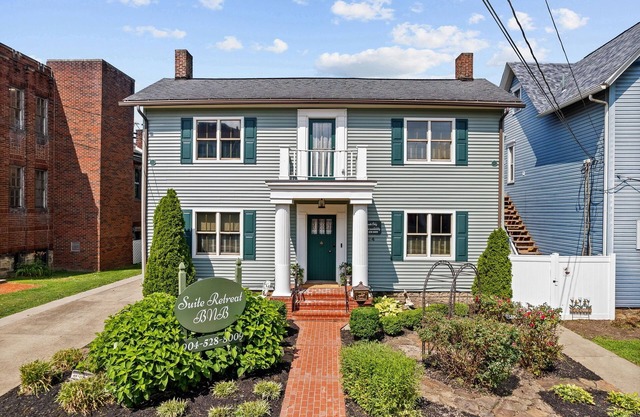 Weekly discount. Family & pet friendly, A block to Main St. Walk to dine/shop.