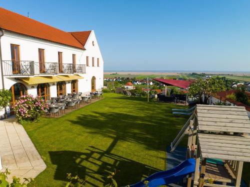 Weingut & Gästehaus zum Seeblick - Familie Sattler